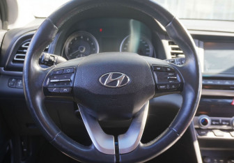 Подержанный автомобиль Hyundai Elantra Sedan 2019 года (14 фото)