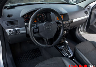 Подержанный автомобиль Opel Astra Sedan 2011 года (15 фото)