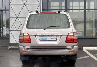 Подержанный автомобиль Toyota Land Cruiser Suv 2000 года (6 фото)