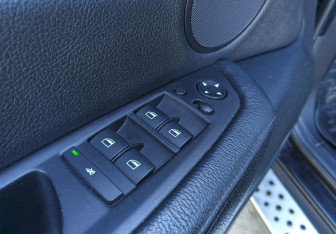 Подержанный автомобиль BMW X5 2007 года (16 фото)
