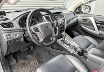 Подержанный автомобиль Mitsubishi Pajero Sport 2019 года (16 фото)