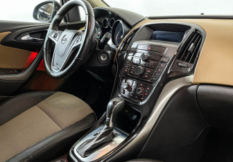 Подержанный автомобиль Opel Astra Hatchback 2013 года (9 фото)