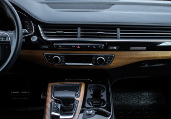 Подержанный автомобиль Audi Q7 2016 года (9 фото)