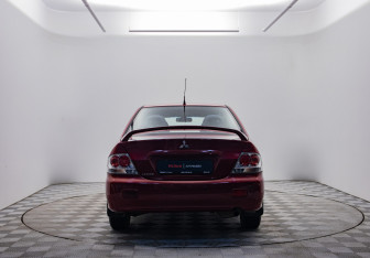 Подержанный автомобиль Mitsubishi Lancer Sedan 2004 года (6 фото)