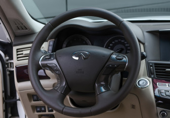 Подержанный автомобиль Infiniti M Sedan 2010 года (16 фото)