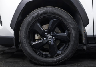 Подержанный автомобиль Toyota RAV4 2021 года (18 фото)