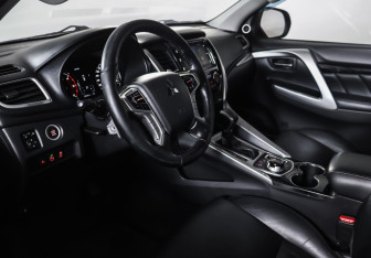 Подержанный автомобиль Mitsubishi Pajero Sport 2017 года (15 фото)