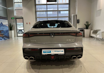 Подержанный автомобиль Changan UNI-V 2023 года (5 фото)