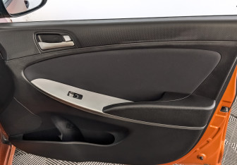 Подержанный автомобиль Hyundai Solaris Hatchback 2015 года (25 фото)