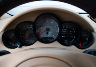 Подержанный автомобиль Porsche Cayenne 2012 года (10 фото)