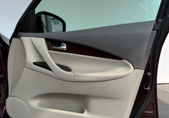 Подержанный автомобиль Infiniti QX50 2014 года (23 фото)