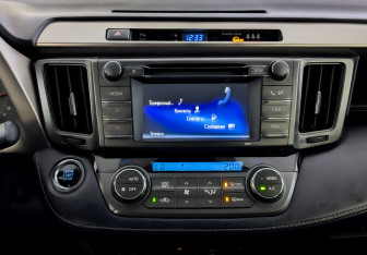 Подержанный автомобиль Toyota RAV4 2015 года (16 фото)