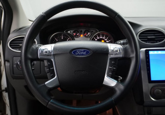 Подержанный автомобиль Ford Focus Hatchback 2010 года (12 фото)