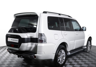 Подержанный автомобиль Mitsubishi Pajero 2015 года (5 фото)