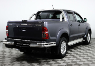 Подержанный автомобиль Toyota Hilux 2014 года (3 фото)