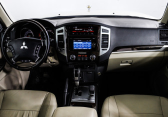 Подержанный автомобиль Mitsubishi Pajero 2020 года (11 фото)