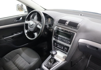 Подержанный автомобиль Skoda Octavia Liftback 2008 года (10 фото)