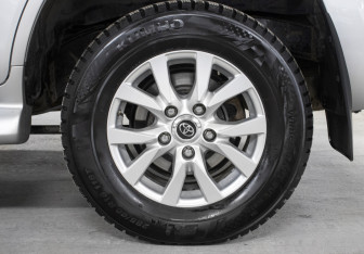 Подержанный автомобиль Toyota Land Cruiser Suv 2015 года (25 фото)