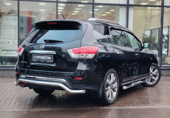 Подержанный автомобиль Nissan Pathfinder 2016 года (8 фото)