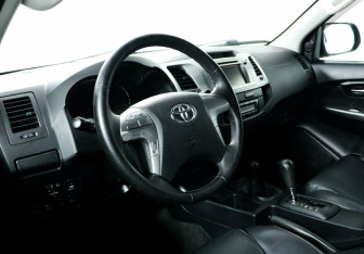 Подержанный автомобиль Toyota Hilux 2014 года (7 фото)