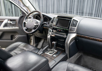 Подержанный автомобиль Toyota Land Cruiser Suv 2014 года (11 фото)