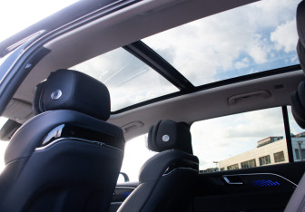 Подержанный автомобиль Hongqi E-HS9 2021 года (15 фото)