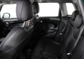 Подержанный автомобиль MINI Hatch 2020 года (12 фото)