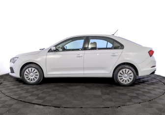 Подержанный автомобиль Skoda Rapid Liftback 2021 года (8 фото)