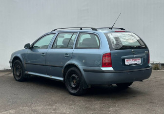 Подержанный автомобиль Skoda Octavia Wagon 2010 года (7 фото)