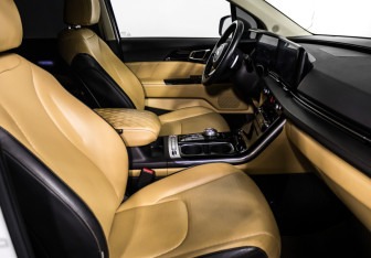 Подержанный автомобиль Kia Carnival 2021 года (12 фото)