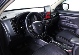 Подержанный автомобиль Mitsubishi Outlander 2019 года (15 фото)