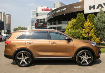 Подержанный автомобиль Kia Sorento 2017 года (3 фото)