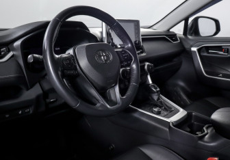 Подержанный автомобиль Toyota RAV4 2019 года (14 фото)