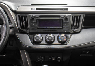 Подержанный автомобиль Toyota RAV4 2016 года (15 фото)