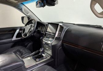 Подержанный автомобиль Toyota Land Cruiser Suv 2016 года (15 фото)