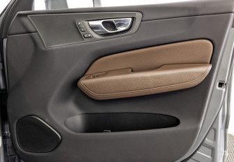 Подержанный автомобиль Volvo XC60 2021 года (24 фото)