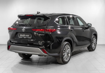 Подержанный автомобиль Toyota Highlander 2025 года (5 фото)