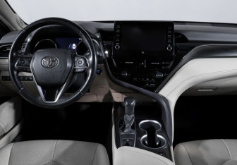 Подержанный автомобиль Toyota Camry Sedan 2021 года (12 фото)