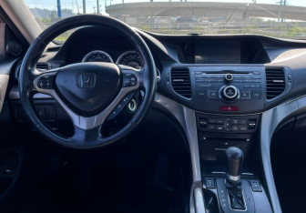 Подержанный автомобиль Honda Accord Sedan 2010 года (12 фото)