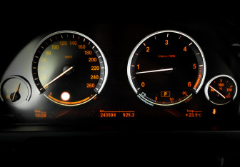 Подержанный автомобиль BMW X5 2015 года (13 фото)