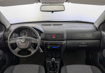 Подержанный автомобиль Skoda Octavia Liftback 2010 года (14 фото)