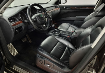 Подержанный автомобиль Skoda Superb Wagon 2013 года (15 фото)
