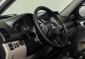 Подержанный автомобиль Mitsubishi Pajero Sport 2011 года (13 фото)