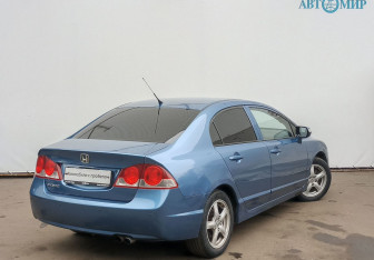 Подержанный автомобиль Honda Civic Sedan 2007 года (5 фото)