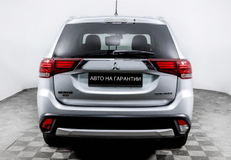Подержанный автомобиль Mitsubishi Outlander 2016 года (4 фото)