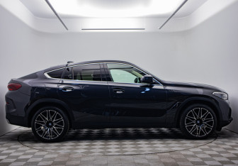 Подержанный автомобиль BMW X6 2020 года (6 фото)