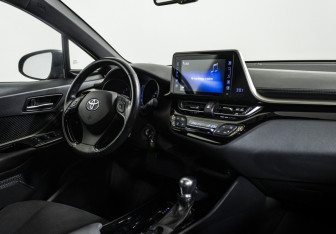 Подержанный автомобиль Toyota C-HR 2018 года (9 фото)
