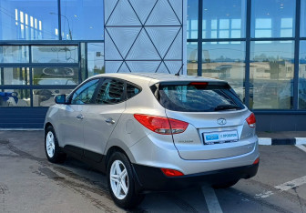 Подержанный автомобиль Hyundai ix35 2012 года (7 фото)