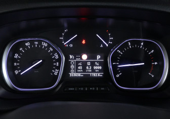 Подержанный автомобиль Peugeot Traveller 2019 года (11 фото)