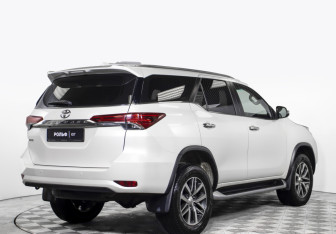 Подержанный автомобиль Toyota Fortuner 2017 года (5 фото)